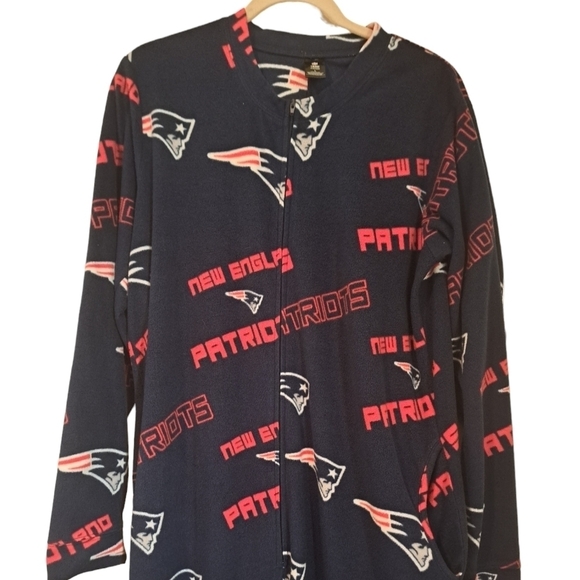 New England Patriots NFL Team Apparel Unisex Adult ONESIE footed GRIP Pajamas LG - Picture 4 of 7